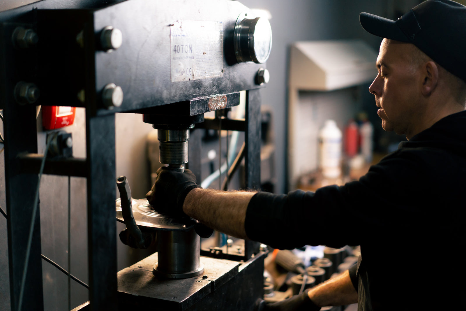 Aplicaciones Industriales de una Prensa Hidráulica: Desde Metalmecánica hasta Fabricación pesada