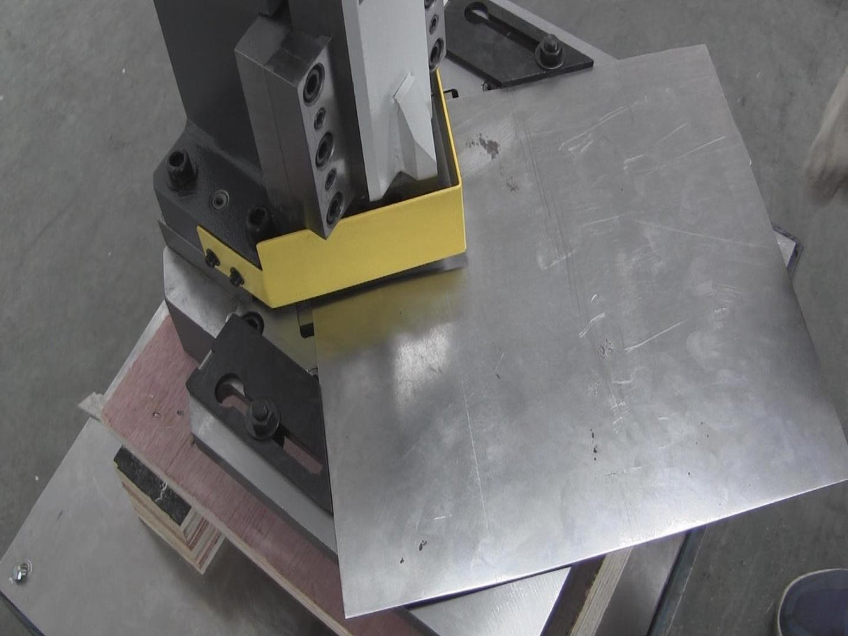 <transcy>KAKA Industrial HN-1104 Heavy-Duty Metal Corner Notcher, 4x4 &quot;Blade, 11-Ga Mild Steel</transcy>